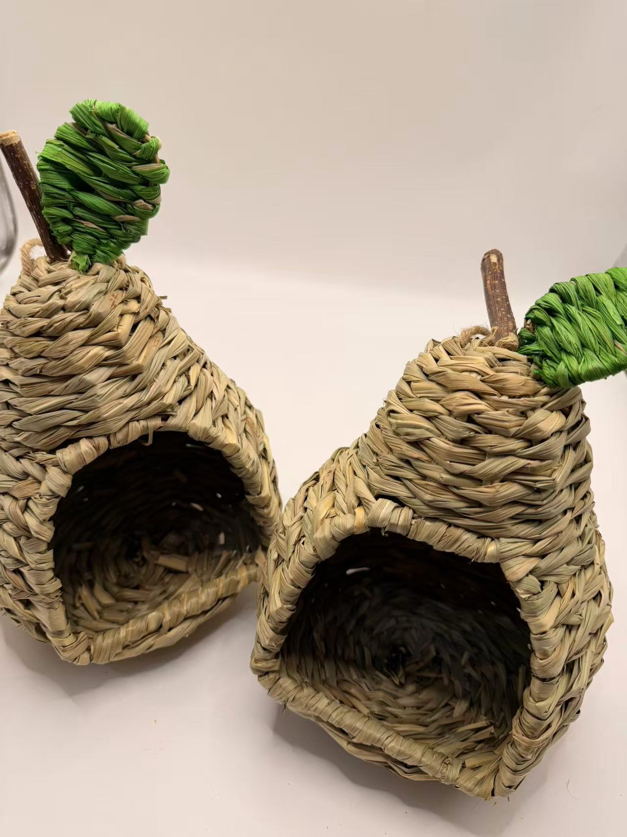 Chenpet Wholesale Hand Made Pear Design Small Pets Grass House